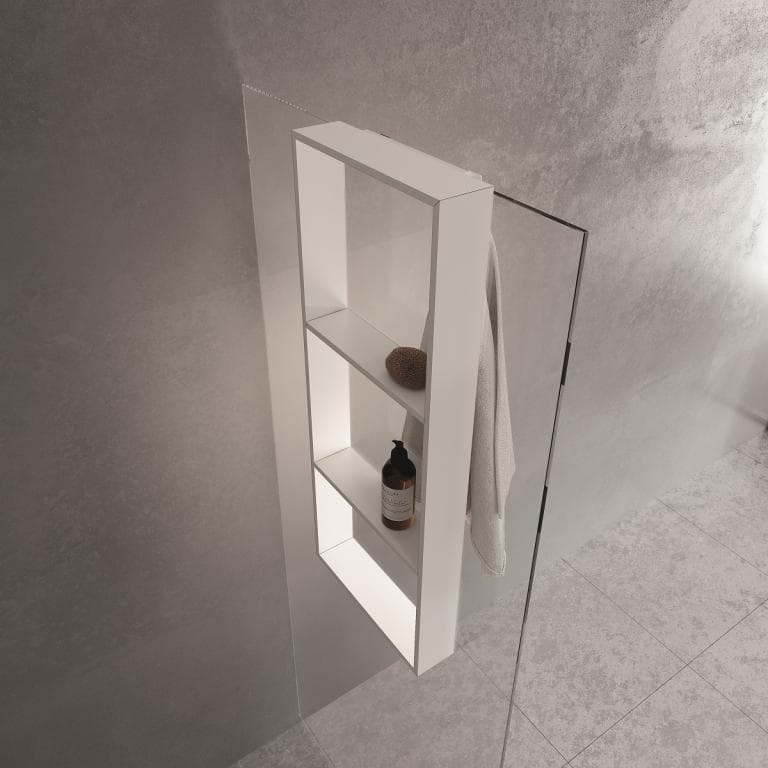 Dusjhylle med tre innvendige hyller og håndklekroker